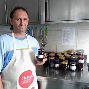 Džem od šljiva iz Prihvatilišta za beskućnike Caritasa Zagrebačke nadbiskupije